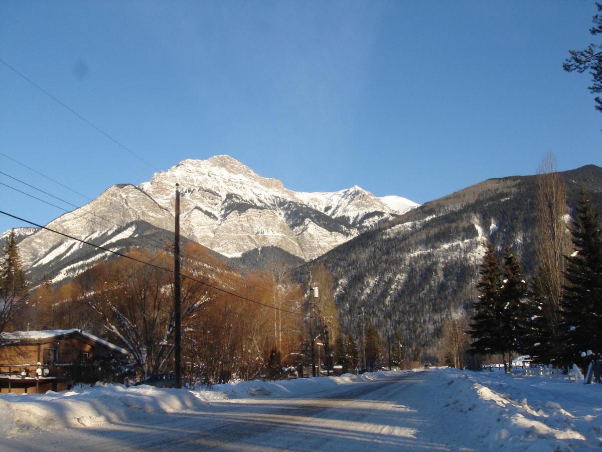 Kicking Horse Kabins Golden Exterior photo