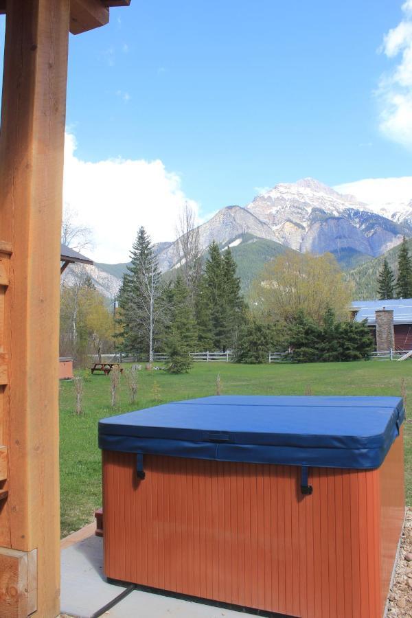 Kicking Horse Kabins Golden Exterior photo