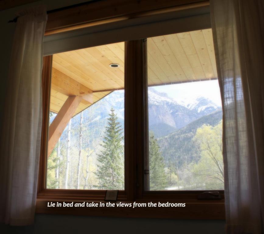 Kicking Horse Kabins Golden Room photo